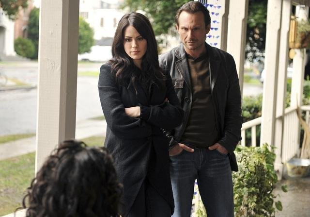 Christian Slater and Michelle Borth in Забытые (2009)