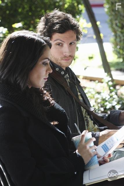 Michelle Borth and Anthony Carrigan in Забытые (2009)