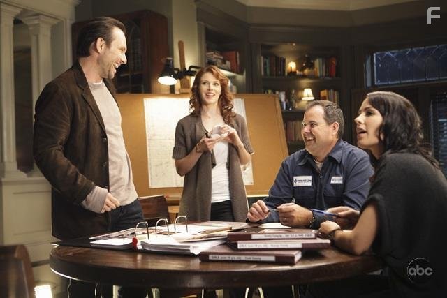 Christian Slater, Bob Stephenson, Michelle Borth, and Heather Stephens in Забытые (2009)