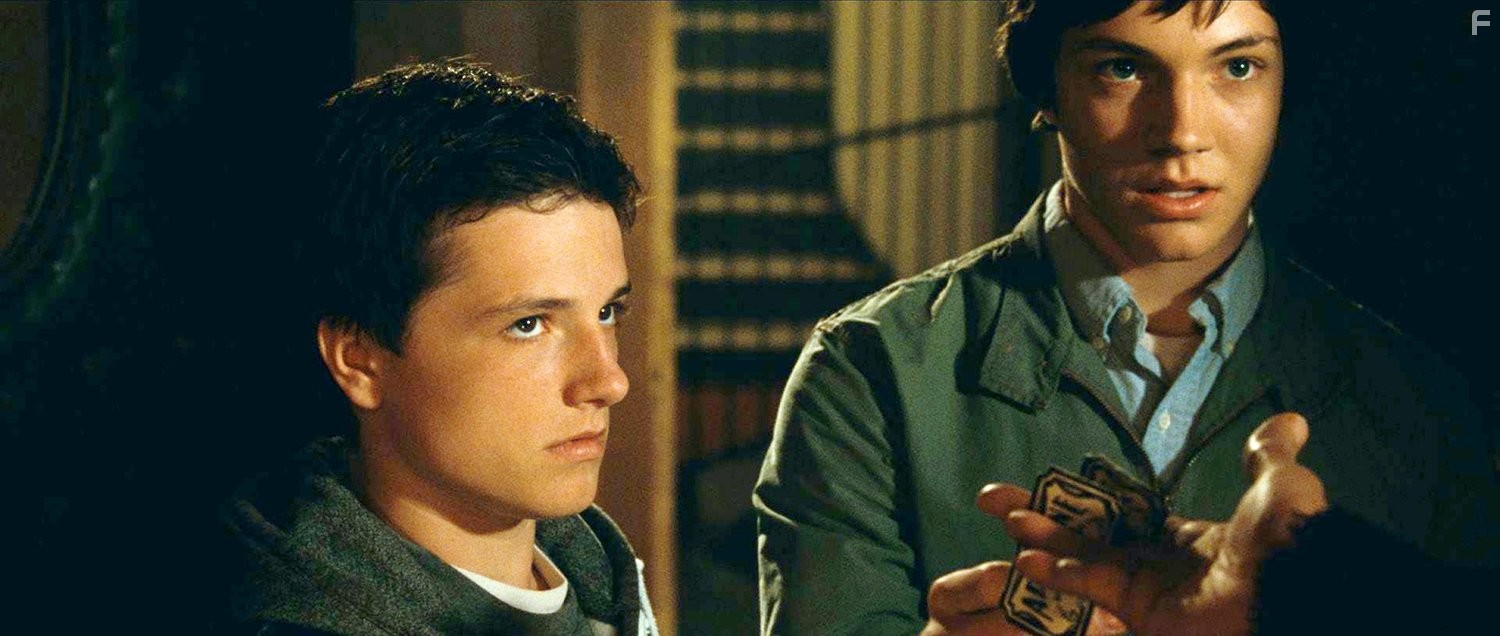 Josh Hutcherson and Chris Massoglia in История одного вампира (2009)