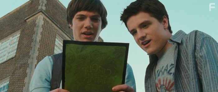 Josh Hutcherson and Chris Massoglia in История одного вампира (2009)