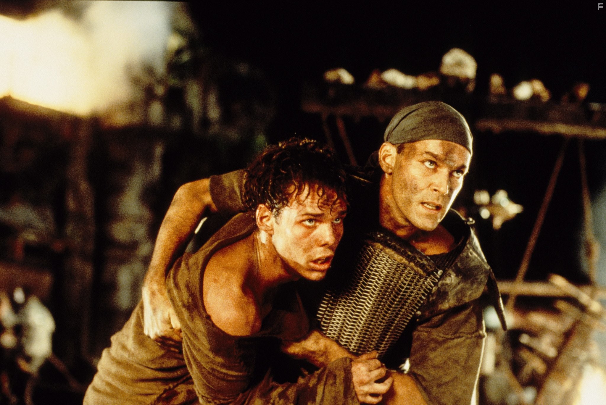 Ray Liotta and Kevin Dillon in Побег невозможен (1994)