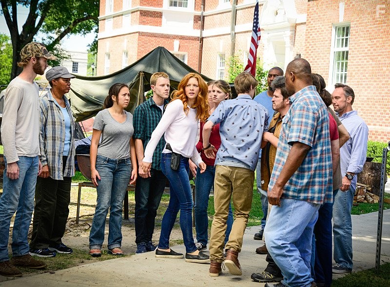 Rachelle Lefevre and Colin Ford in Под куполом (2013)