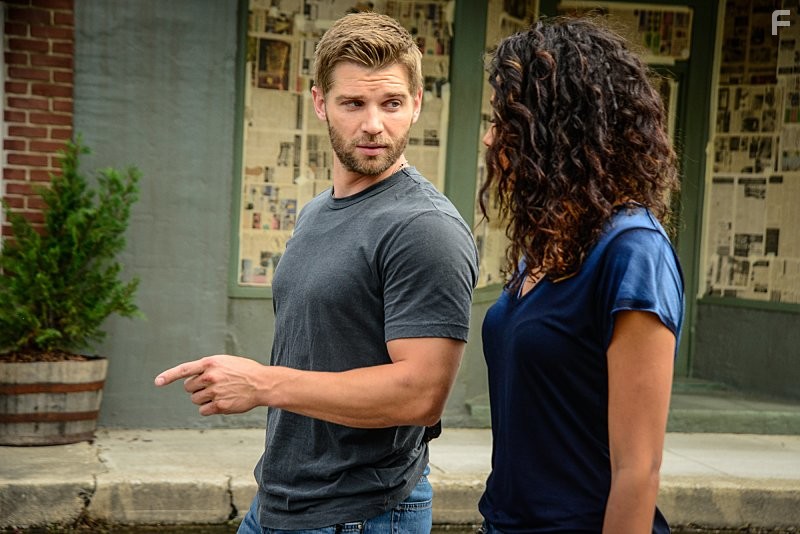 Mike Vogel and Kylie Bunbury in Под куполом (2013)