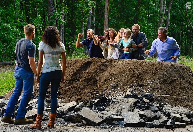 Mike Vogel and Kylie Bunbury in Под куполом (2013)