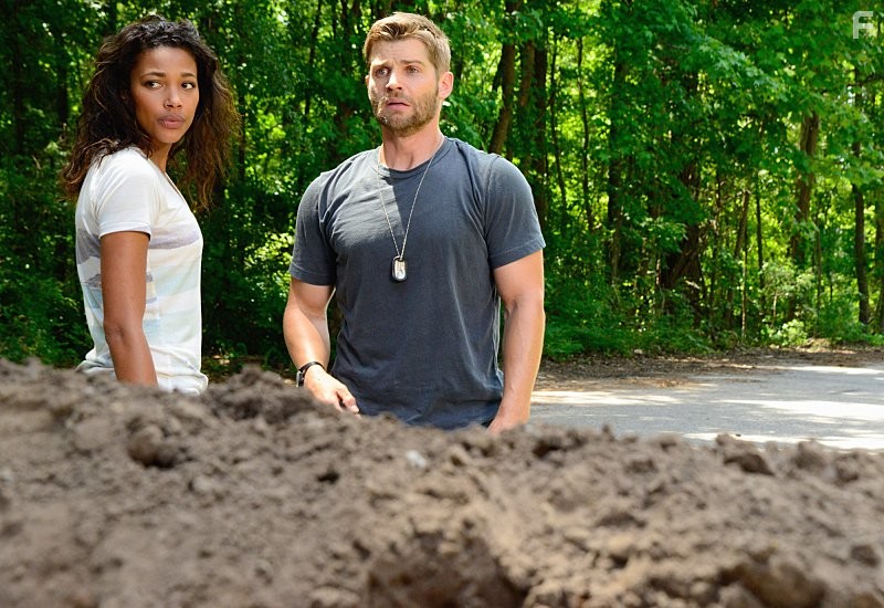 Mike Vogel and Kylie Bunbury in Под куполом (2013)