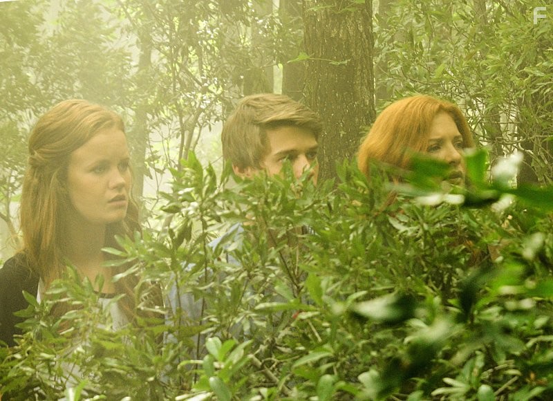 Rachelle Lefevre, Colin Ford, and Mackenzie Lintz in Под куполом (2013)