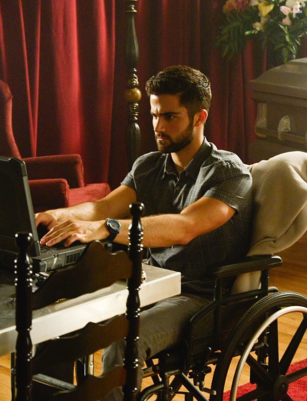 Max Ehrich in Под куполом (2013)