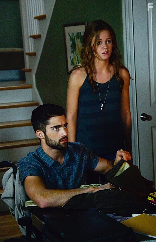 Max Ehrich and Mackenzie Lintz in Под куполом (2013)