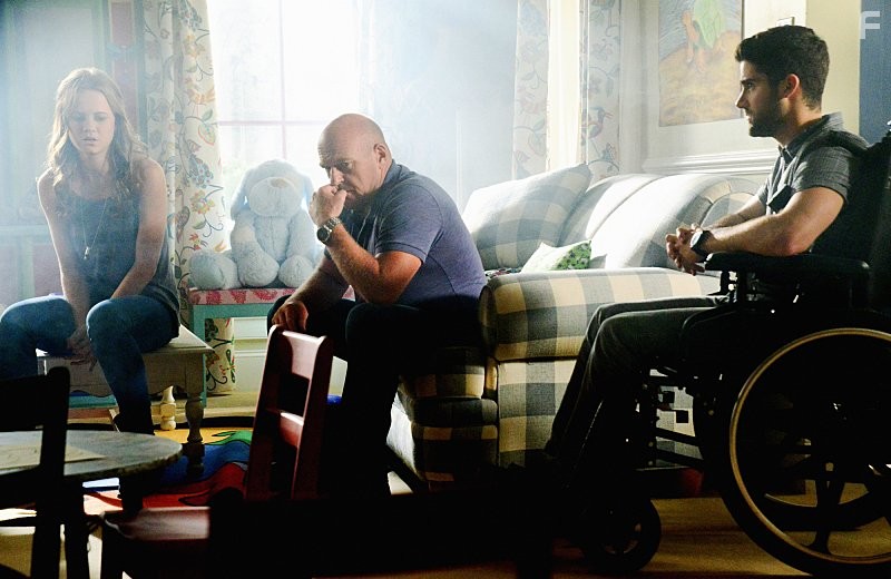 Dean Norris, Max Ehrich, and Mackenzie Lintz in Под куполом (2013)