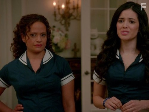 Judy Reyes and Edy Ganem in Коварные горничные (2013)