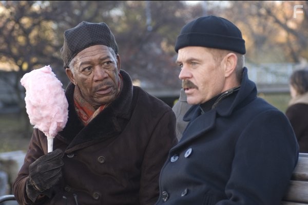 Morgan Freeman and William H. Macy in Кража в музее (2009)