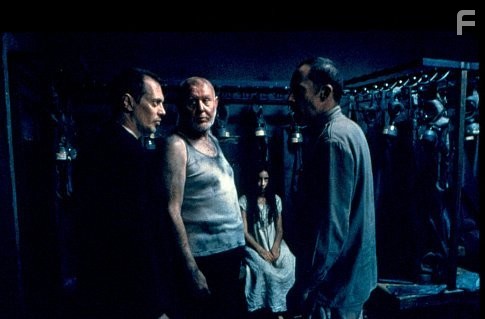 Steve Buscemi, Daniel Benzali, and Kamelia Grigorova in Серая зона (2001)