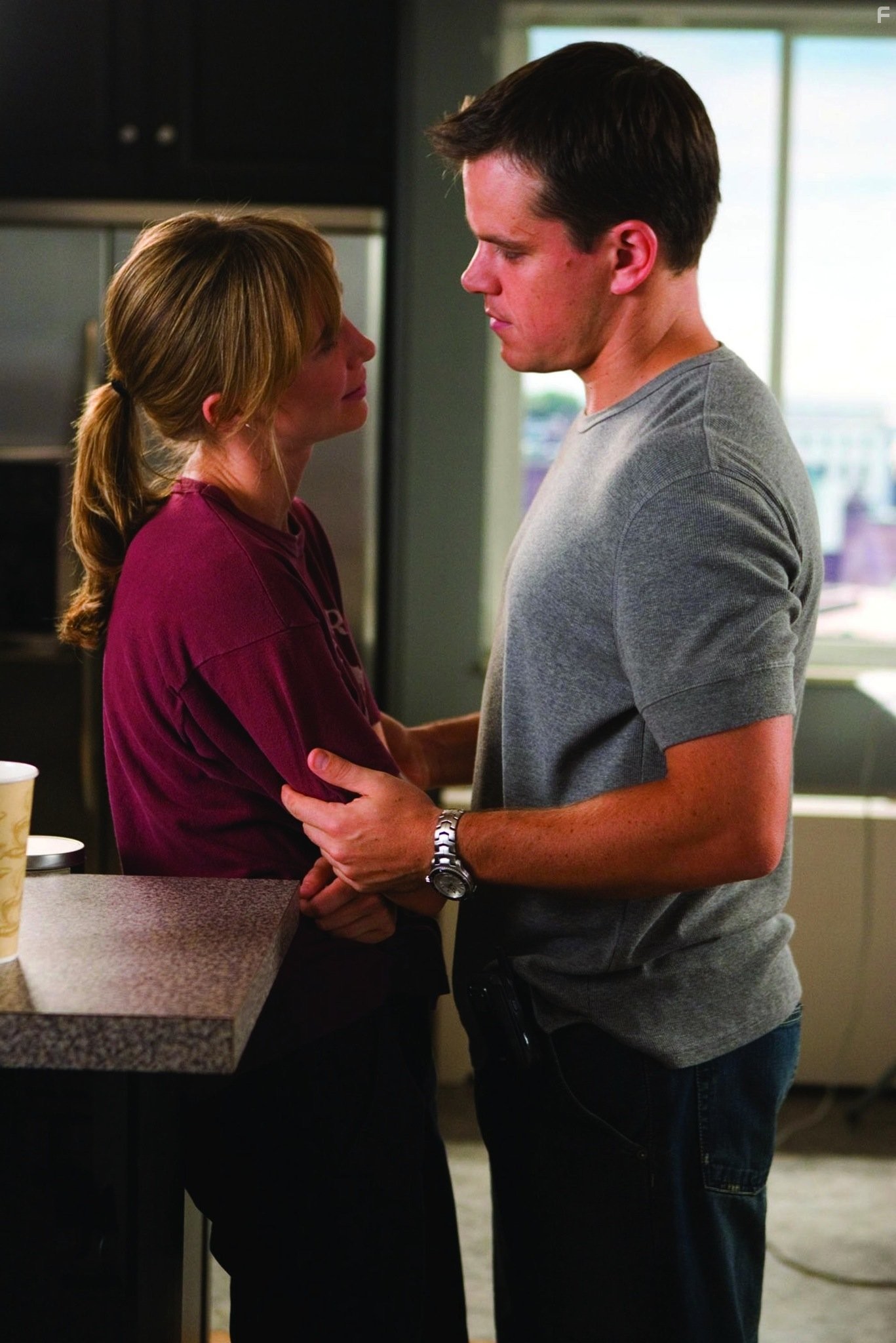 Matt Damon and Vera Farmiga in Отступники (2006)