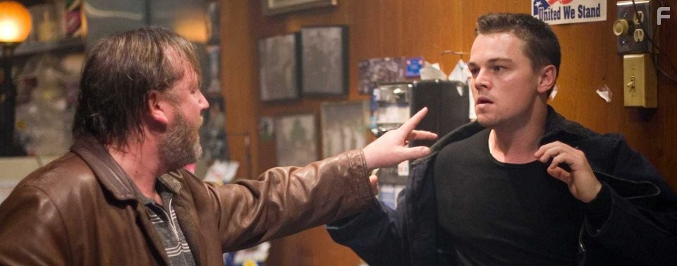 Leonardo DiCaprio and Ray Winstone in Отступники (2006)