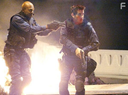 Samuel L. Jackson and Colin Farrell in S.W.A.T.: Спецназ города ангелов (2003)
