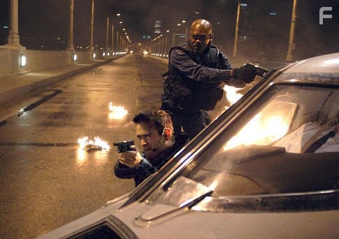 Samuel L. Jackson and Colin Farrell in S.W.A.T.: Спецназ города ангелов (2003)
