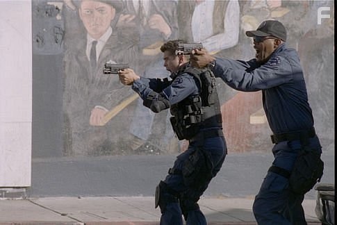 Samuel L. Jackson and Colin Farrell in S.W.A.T.: Спецназ города ангелов (2003)