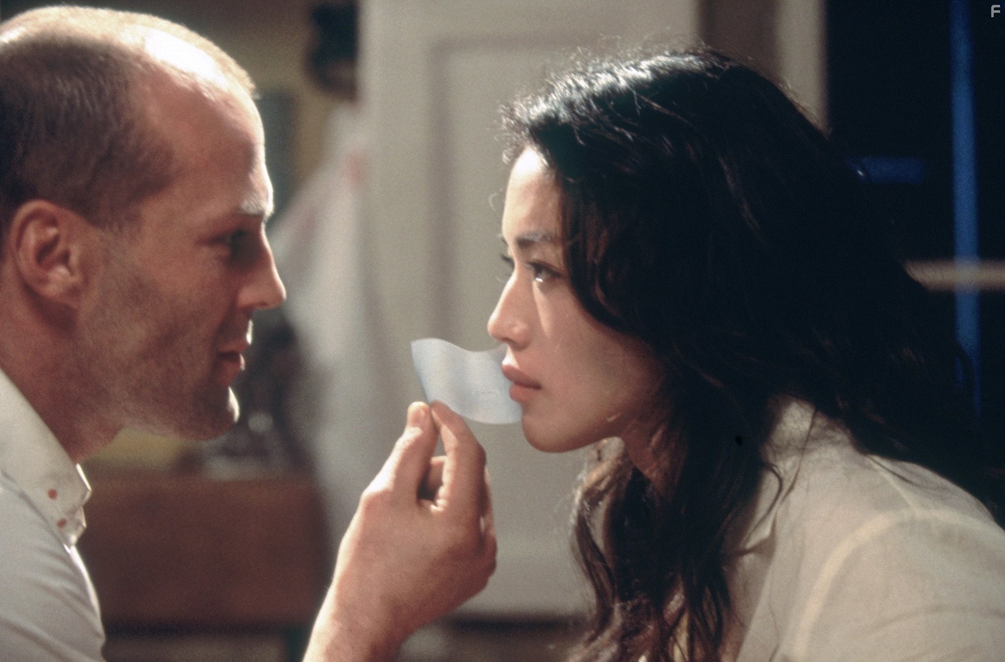 Jason Statham and Qi Shu in Перевозчик (2002)