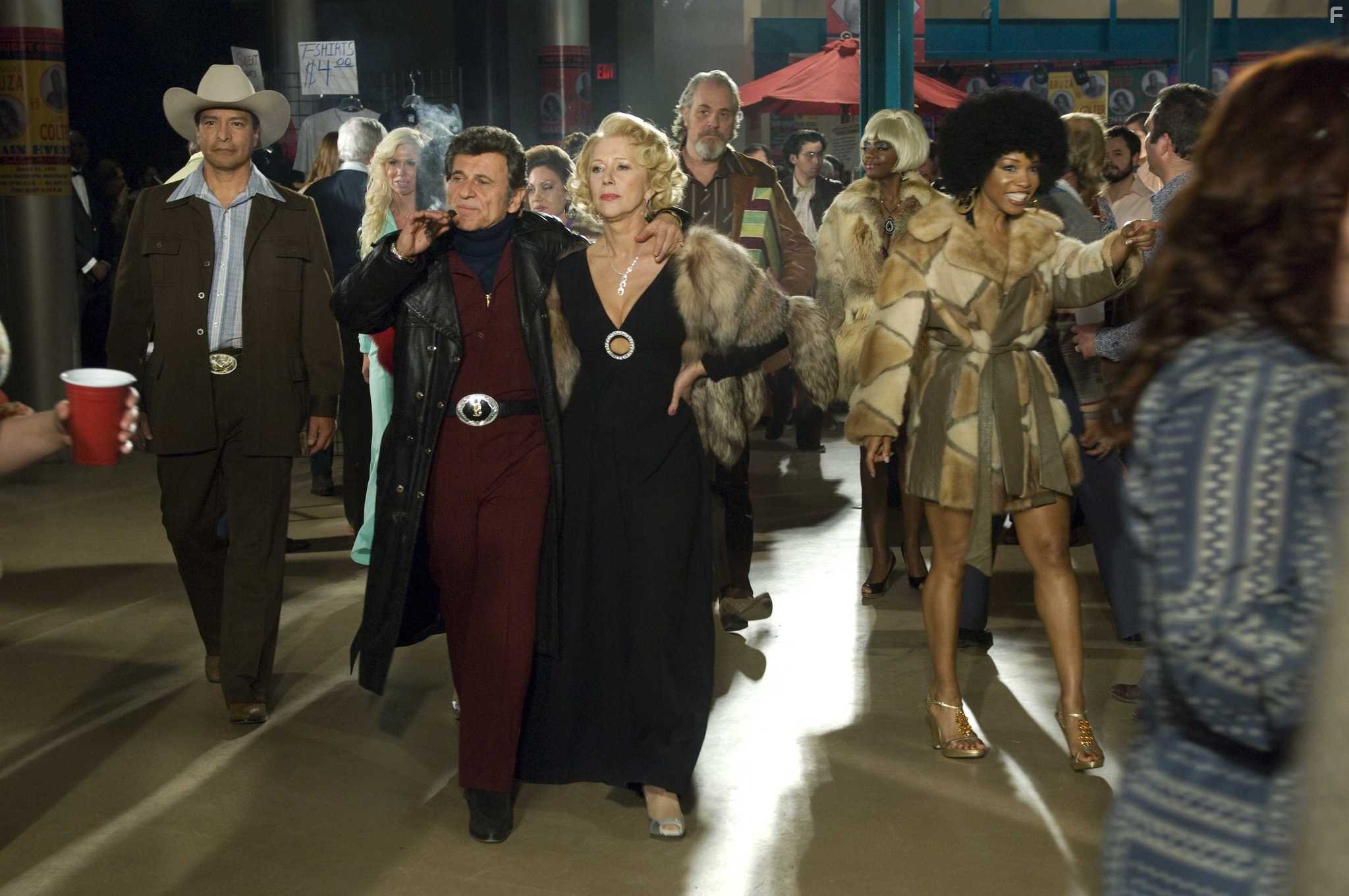 Helen Mirren, Joe Pesci, Gil Birmingham, and M.C. Gainey in Ранчо любви (2010)
