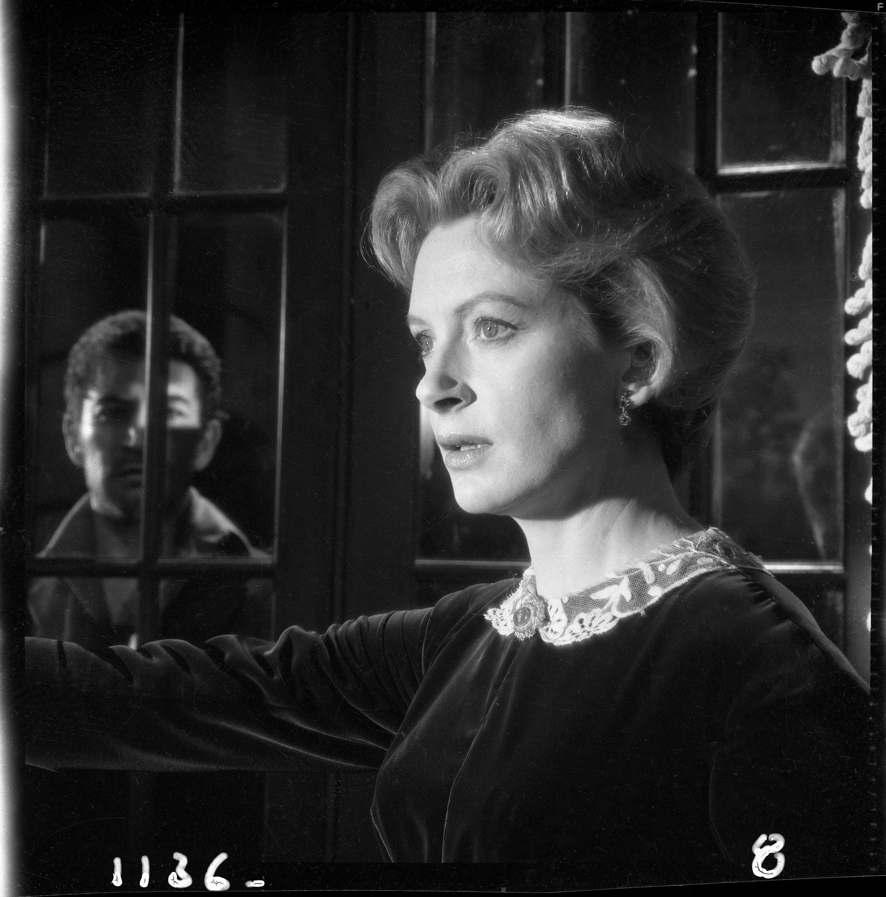 Deborah Kerr and Peter Wyngarde in Невинные (1961)