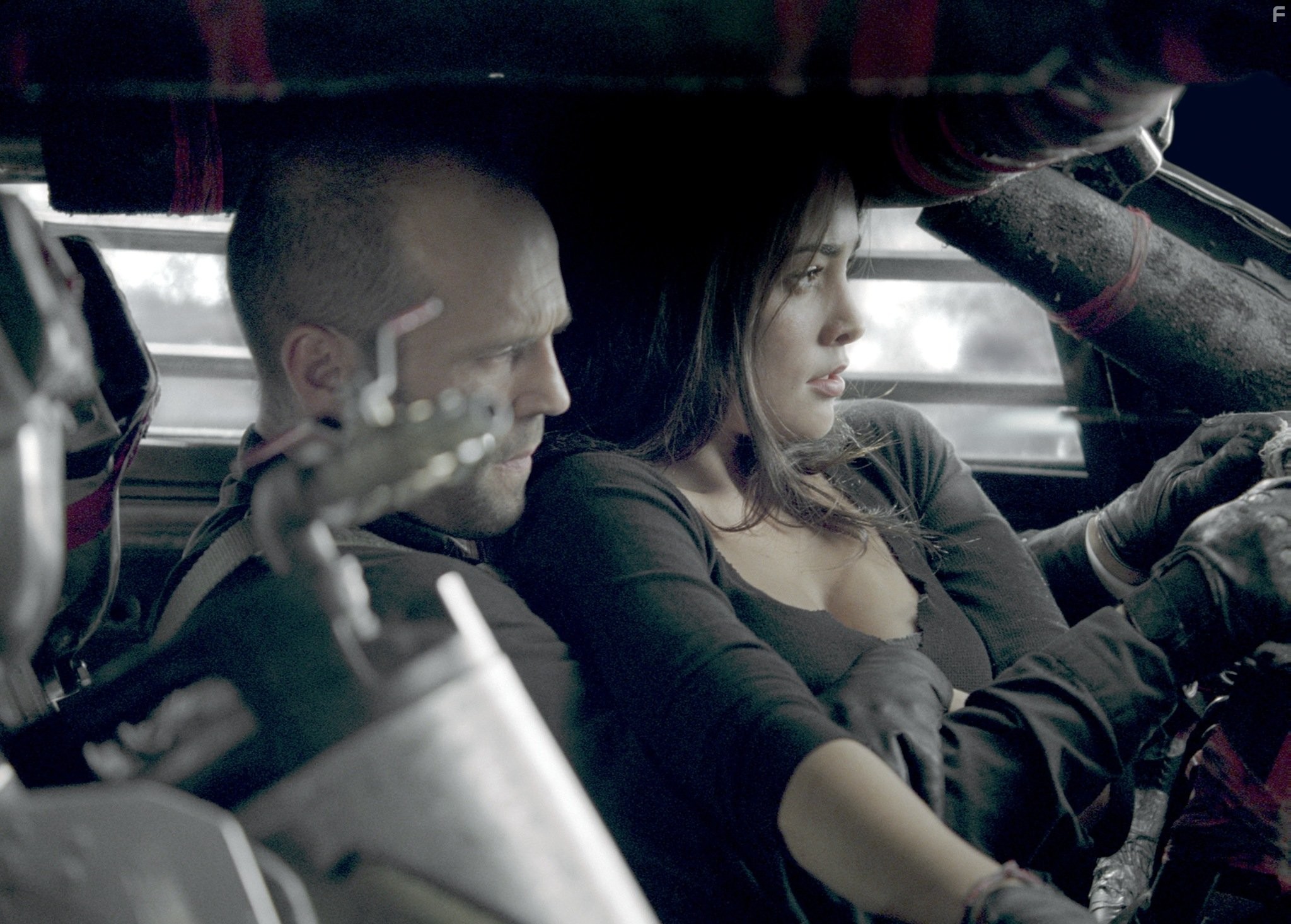 Jason Statham and Natalie Martinez in Смертельная гонка (2008)
