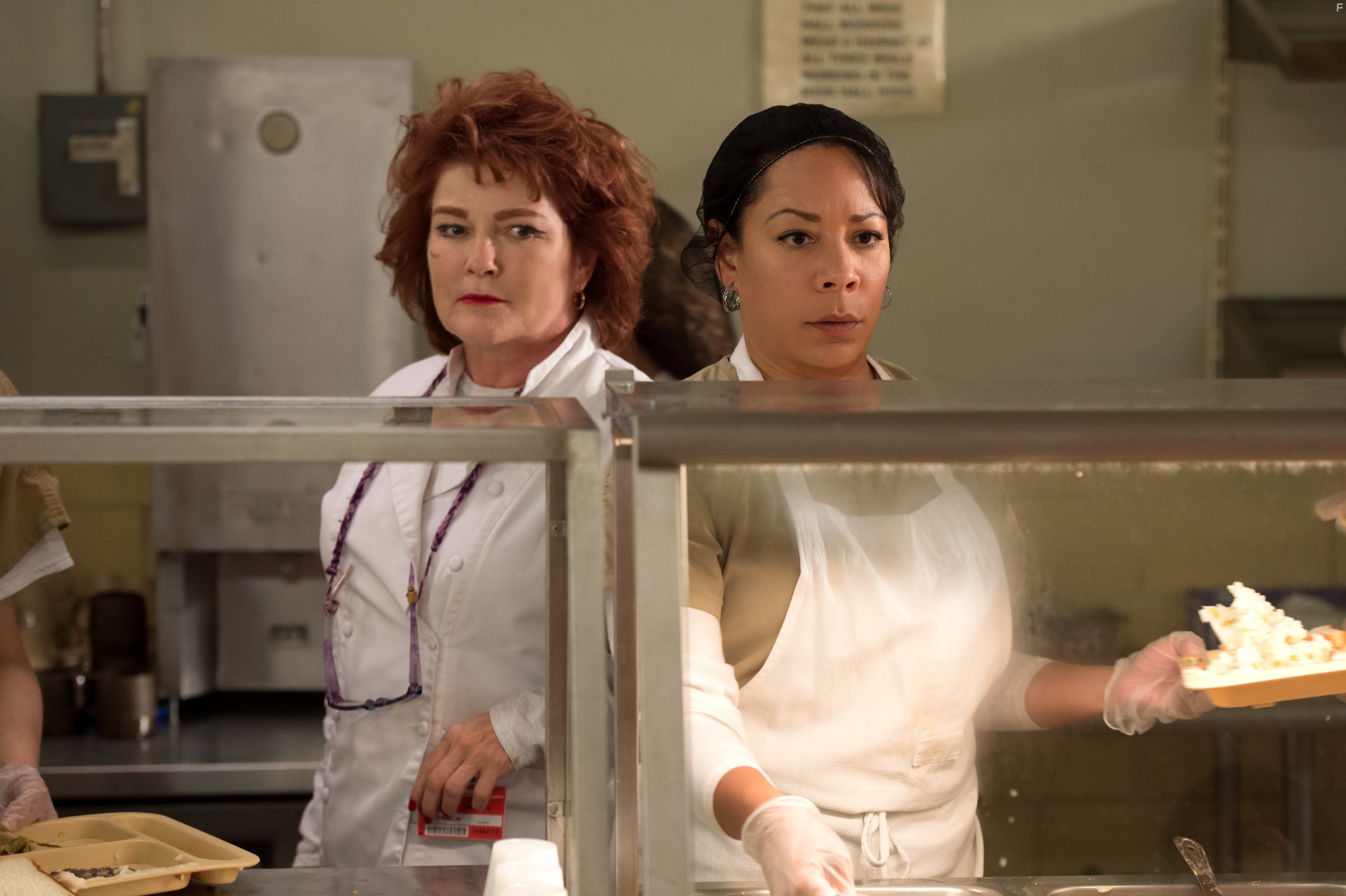 Kate Mulgrew and Selenis Leyva in Оранжевый - хит сезона (2013)