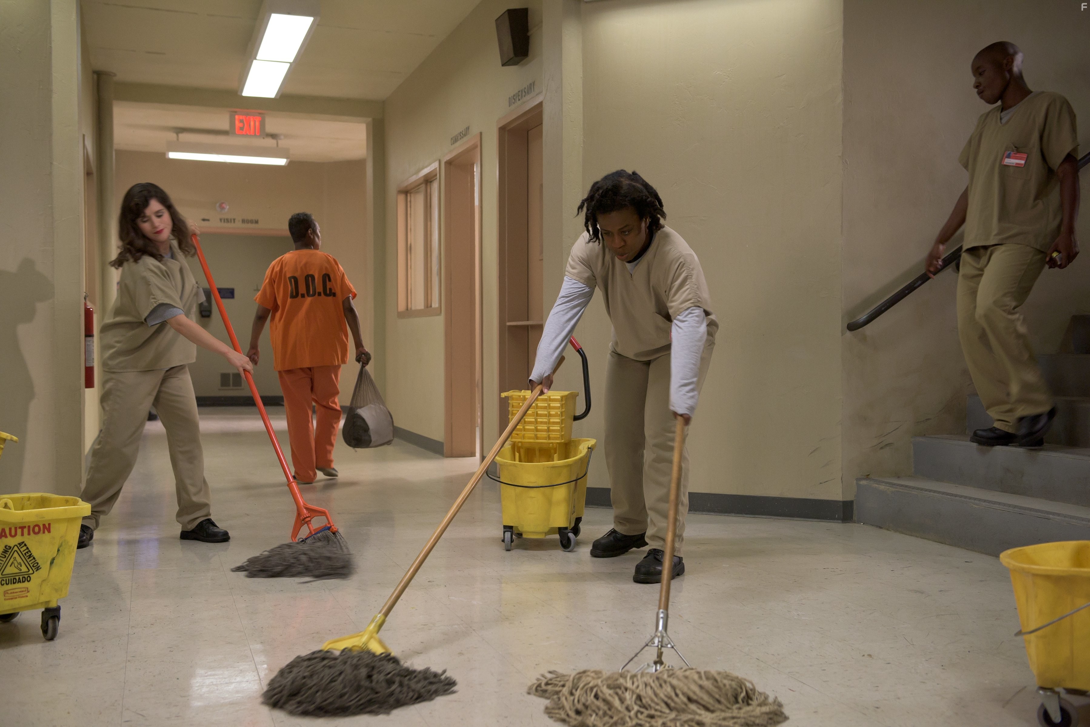 Yael Stone and Uzo Aduba in Оранжевый - хит сезона (2013)