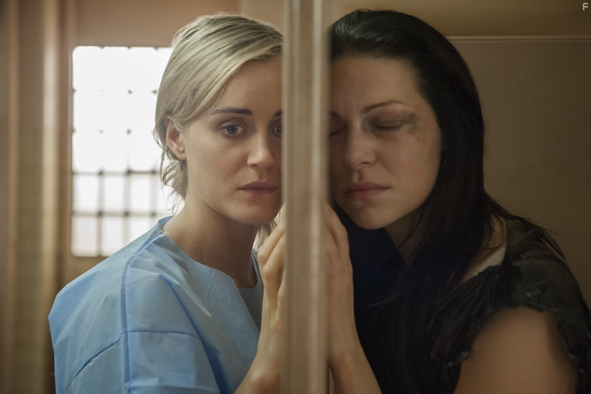Laura Prepon and Taylor Schilling in Оранжевый - хит сезона (2013)