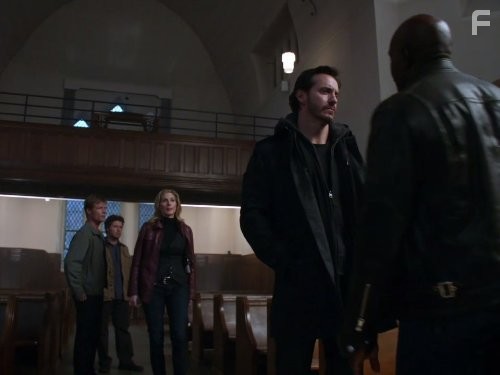 Morris Chestnut, Joel Gretsch, Charles Mesure, and Elizabeth Mitchell in Vизитeры (2009)