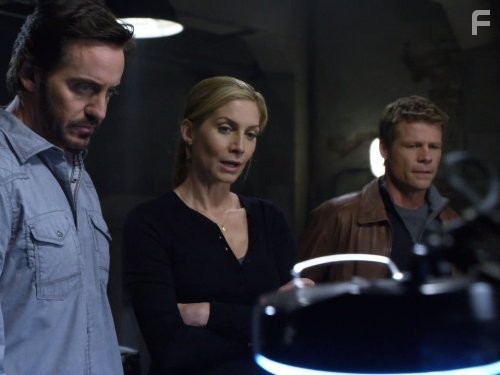 Joel Gretsch, Charles Mesure, and Elizabeth Mitchell in Vизитeры (2009)