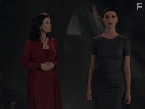 Jane Badler and Morena Baccarin in Vизитeры (2009)