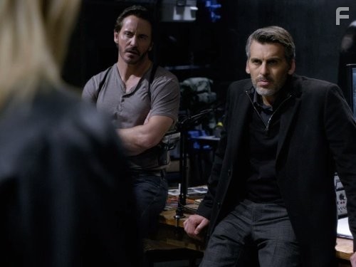 Oded Fehr and Charles Mesure in Vизитeры (2009)