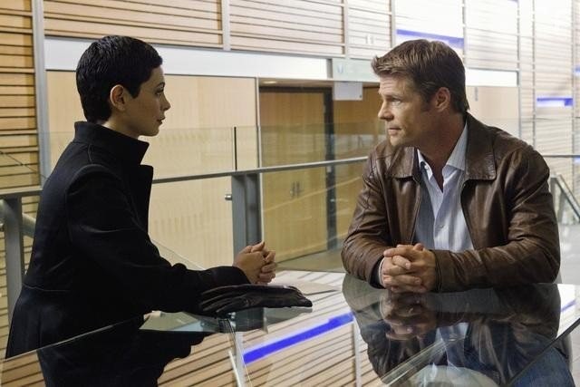 Joel Gretsch and Morena Baccarin in Vизитeры (2009)