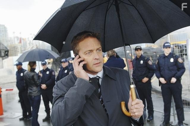 Roark Critchlow in Vизитeры (2009)