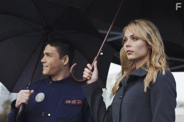 Laura Vandervoort and Logan Huffman in Vизитeры (2009)