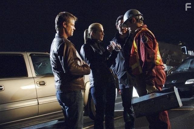 Joel Gretsch and Charles Mesure in Vизитeры (2009)