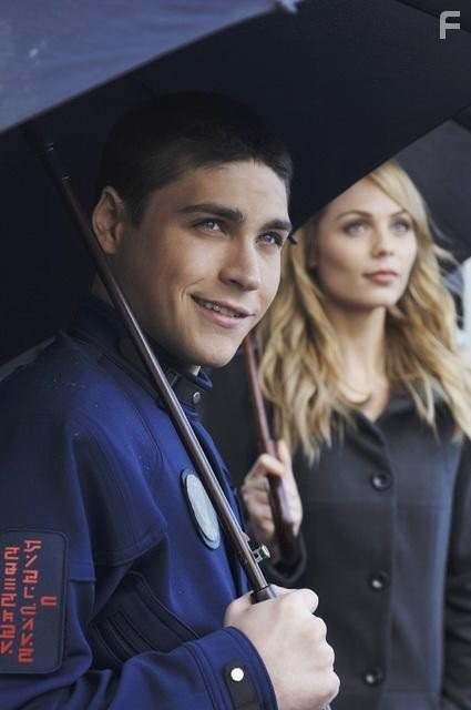 Laura Vandervoort and Logan Huffman in Vизитeры (2009)