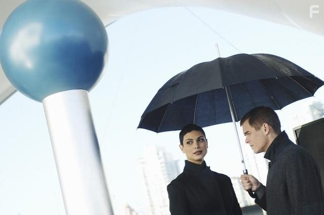 Martin Cummins and Morena Baccarin in Vизитeры (2009)