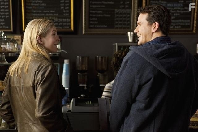 Elizabeth Mitchell and Michael Karl Richards in Vизитeры (2009)