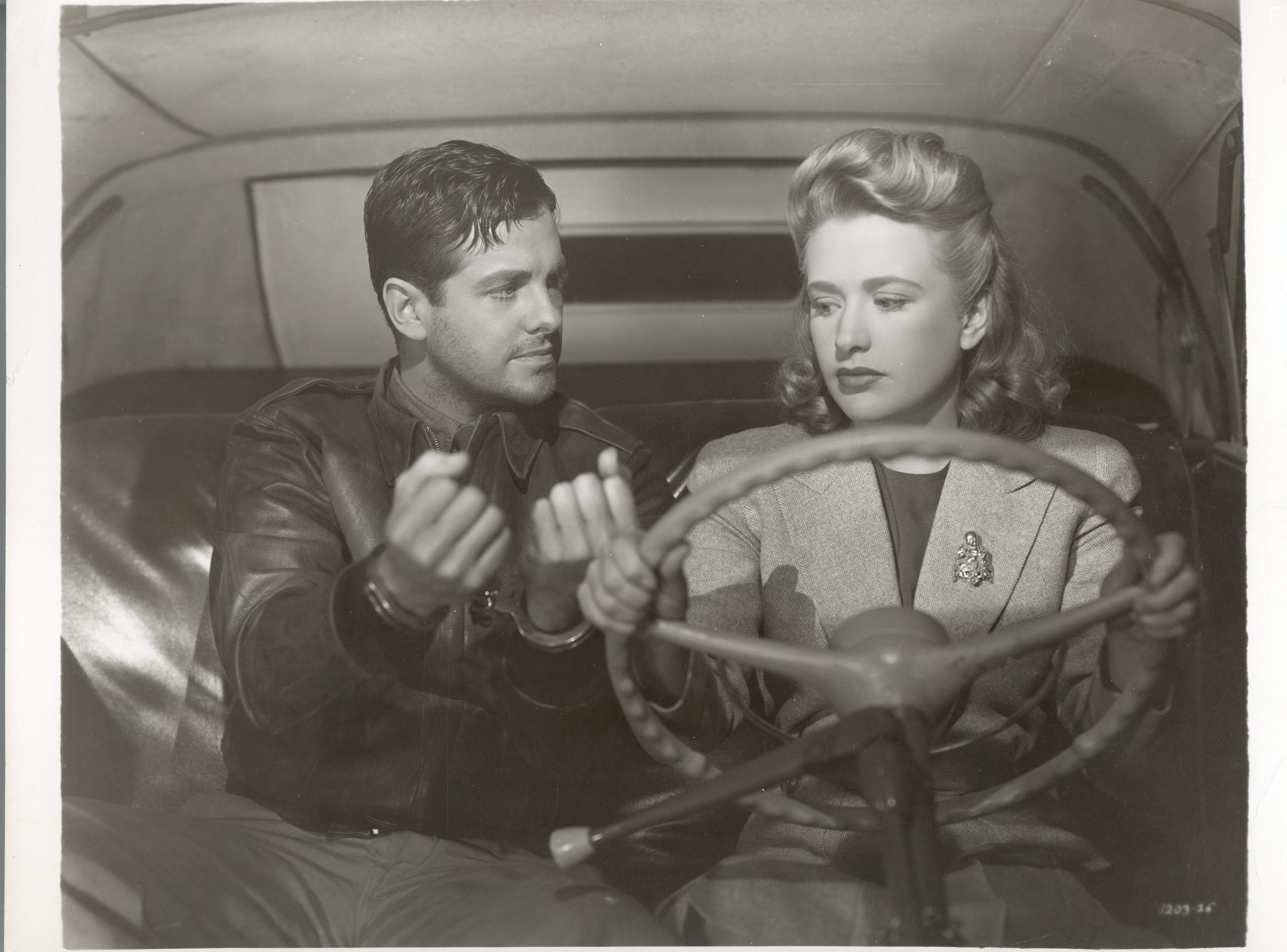 Robert Cummings and Priscilla Lane in Диверсант (1942)
