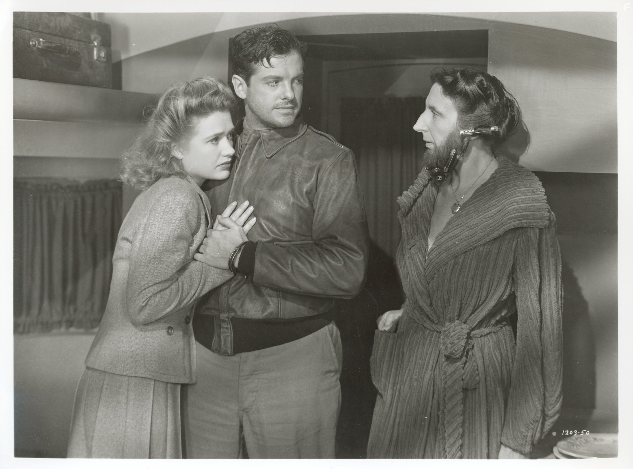 Robert Cummings, Priscilla Lane, and Anita Sharp-Bolster in Диверсант (1942)