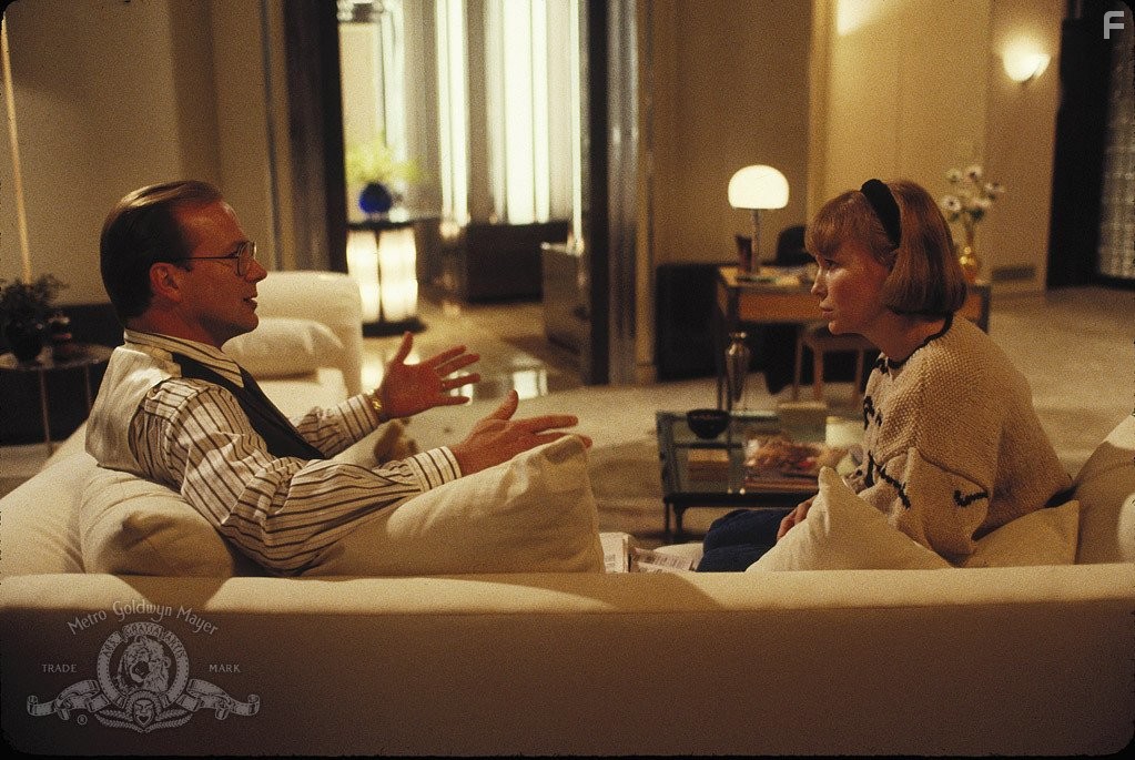 William Hurt and Mia Farrow in Элис (1990)