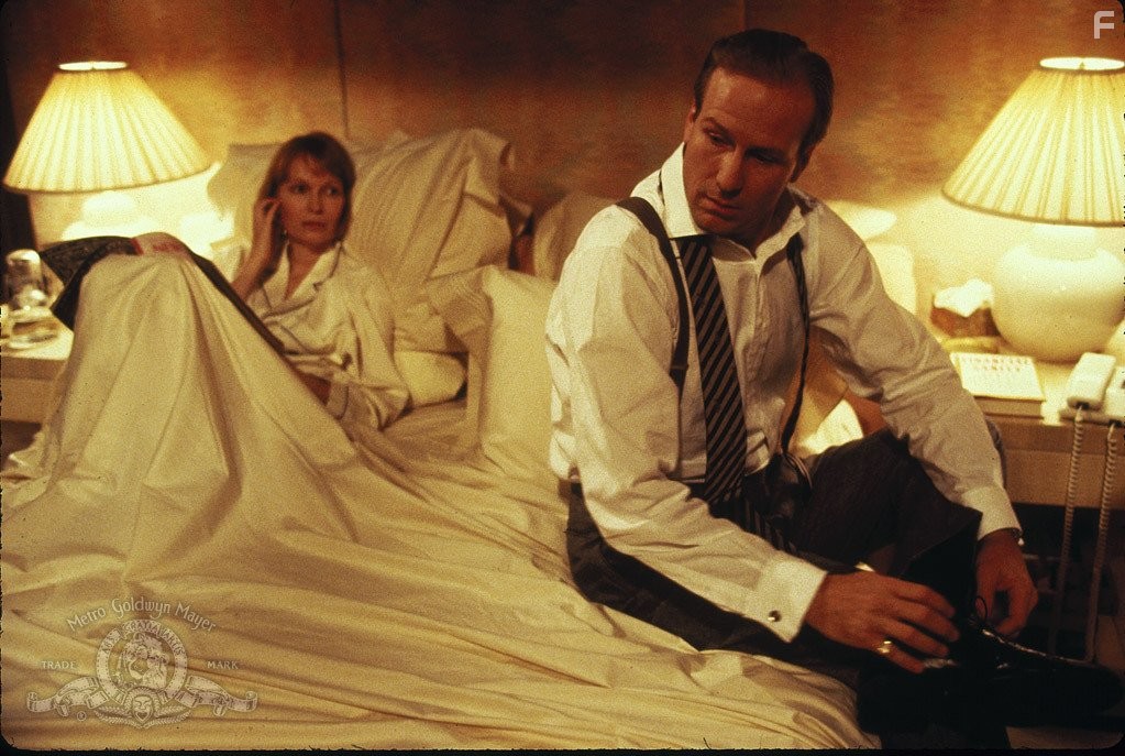 William Hurt and Mia Farrow in Элис (1990)