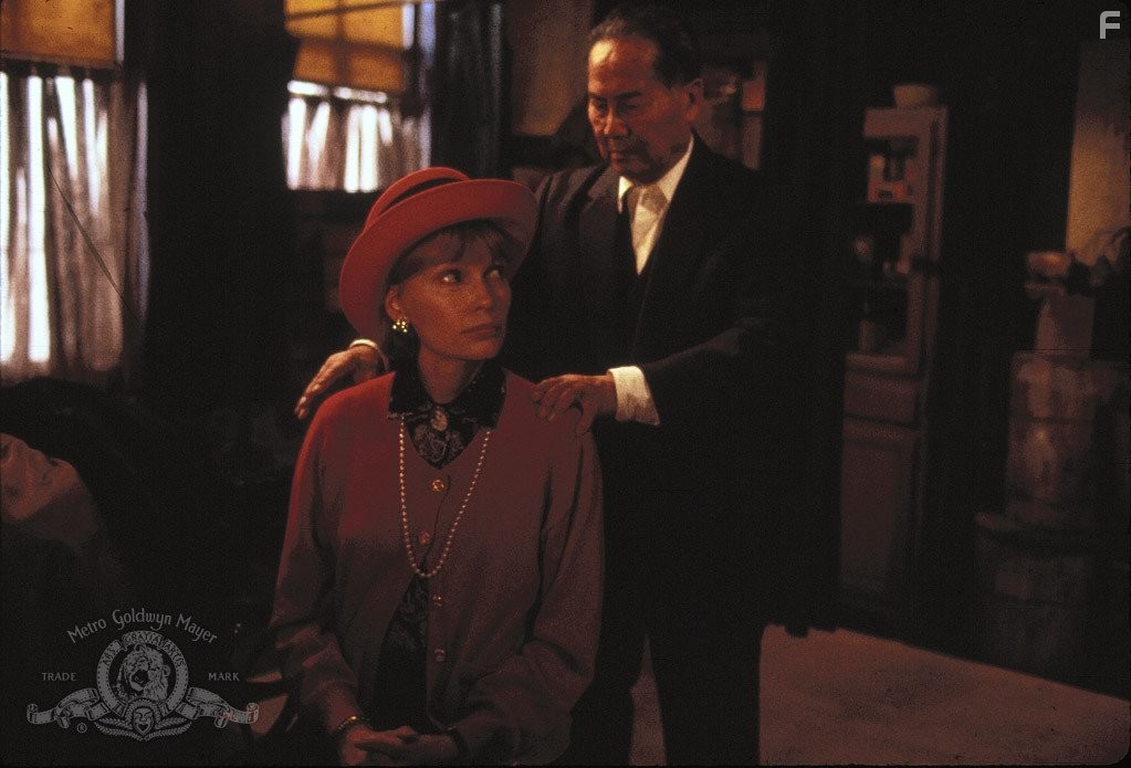 Mia Farrow and Keye Luke in Элис (1990)