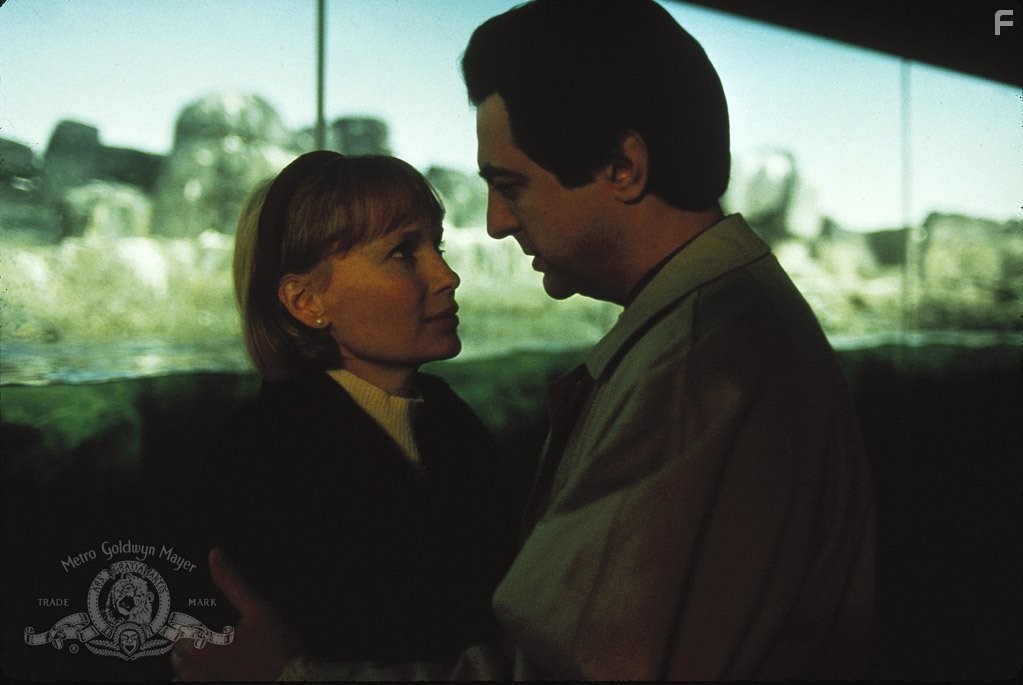 Mia Farrow and Joe Mantegna in Элис (1990)