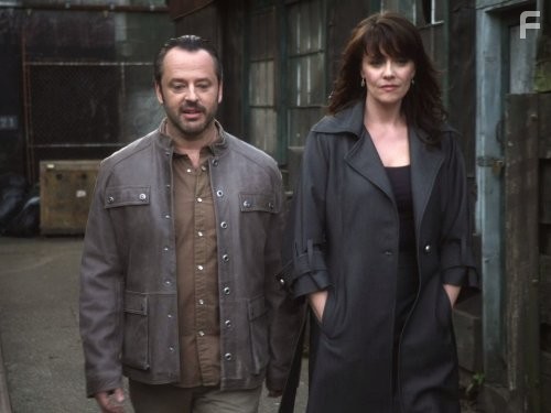 Gil Bellows and Amanda Tapping in Убежище (2008)