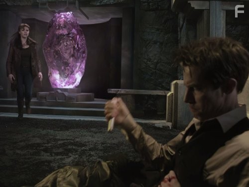 Amanda Tapping and Jonathon Young in Убежище (2008)