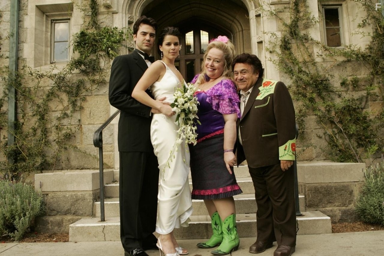 Neve Campbell, Danny DeVito, Kathy Bates, and Ron Livingston in Странные родственники (2006)