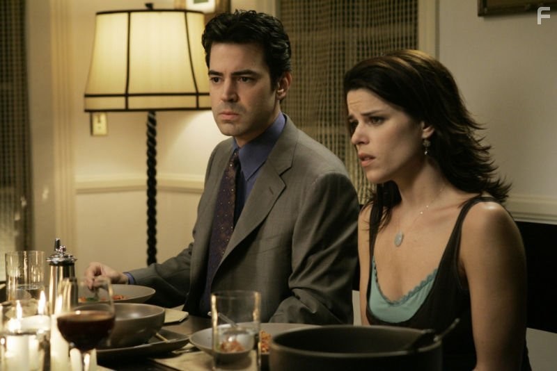 Neve Campbell and Ron Livingston in Странные родственники (2006)